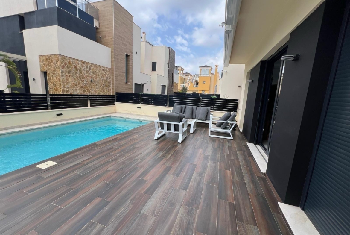 VILLA DE LUJO EN LOMAS DE CABO ROIG CON PISCINA PRIVADA Y PARCELA DE 200 M2. 3 DORM. 3 BAÑOS.
