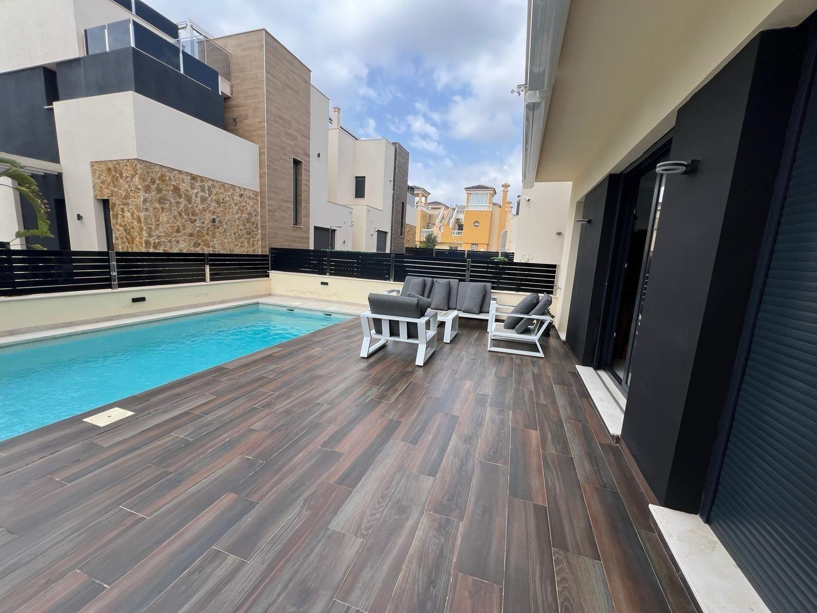 3-11-128 VILLA DE LUJO EN LOMAS DE CABO ROIG CON PISCINA PRIVADA Y PARCELA DE 200 M2. 3 DORM. 3 BAÑOS.