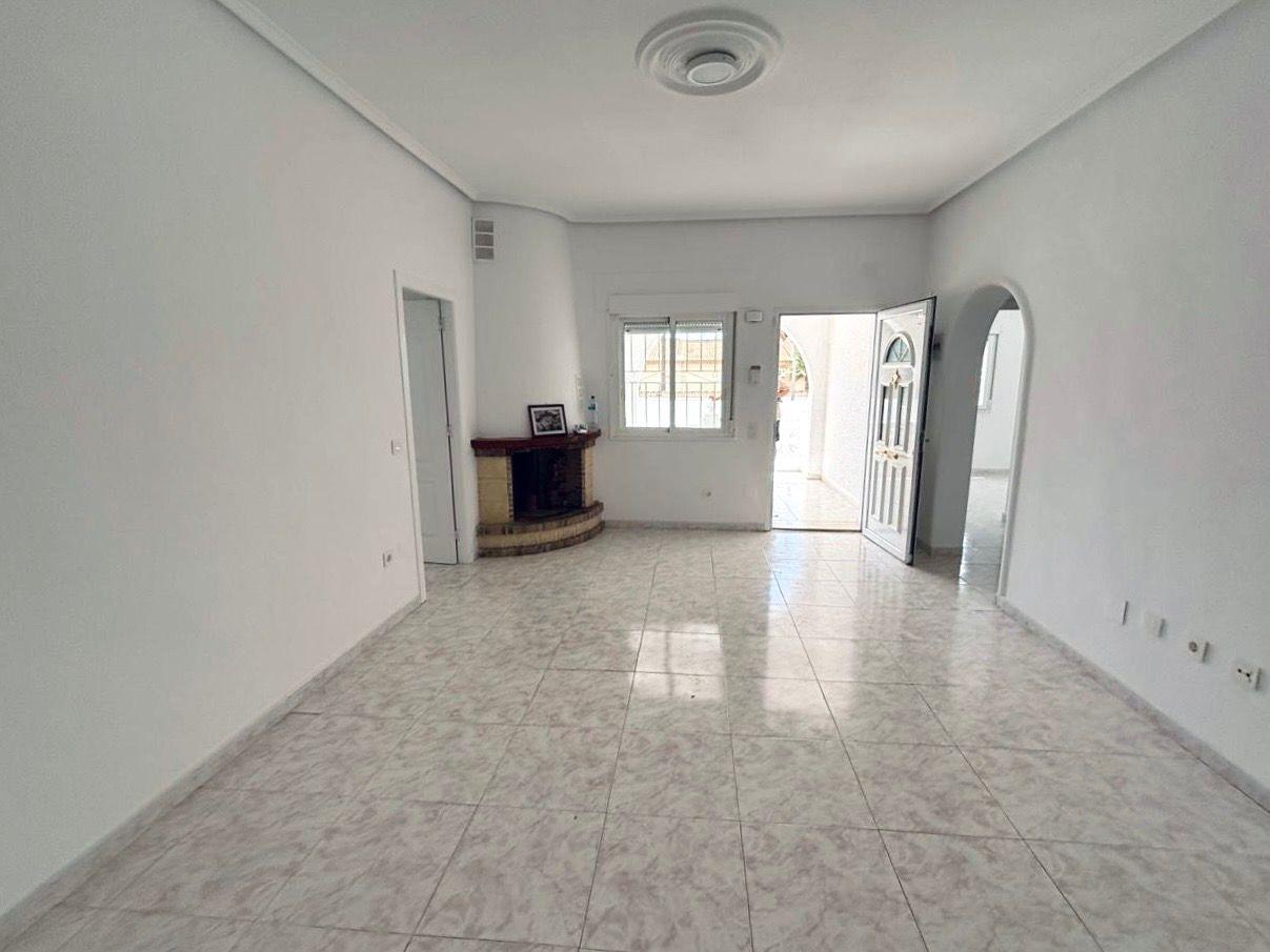 VILLA ESTILO MEDITERRANEO EN CIUDAD QUESADA CON PARCELA DE 500 M2 Y PROPIA PISCINA. 3 DORM. 2 BAÑOS. 110 M2 DE CASA.