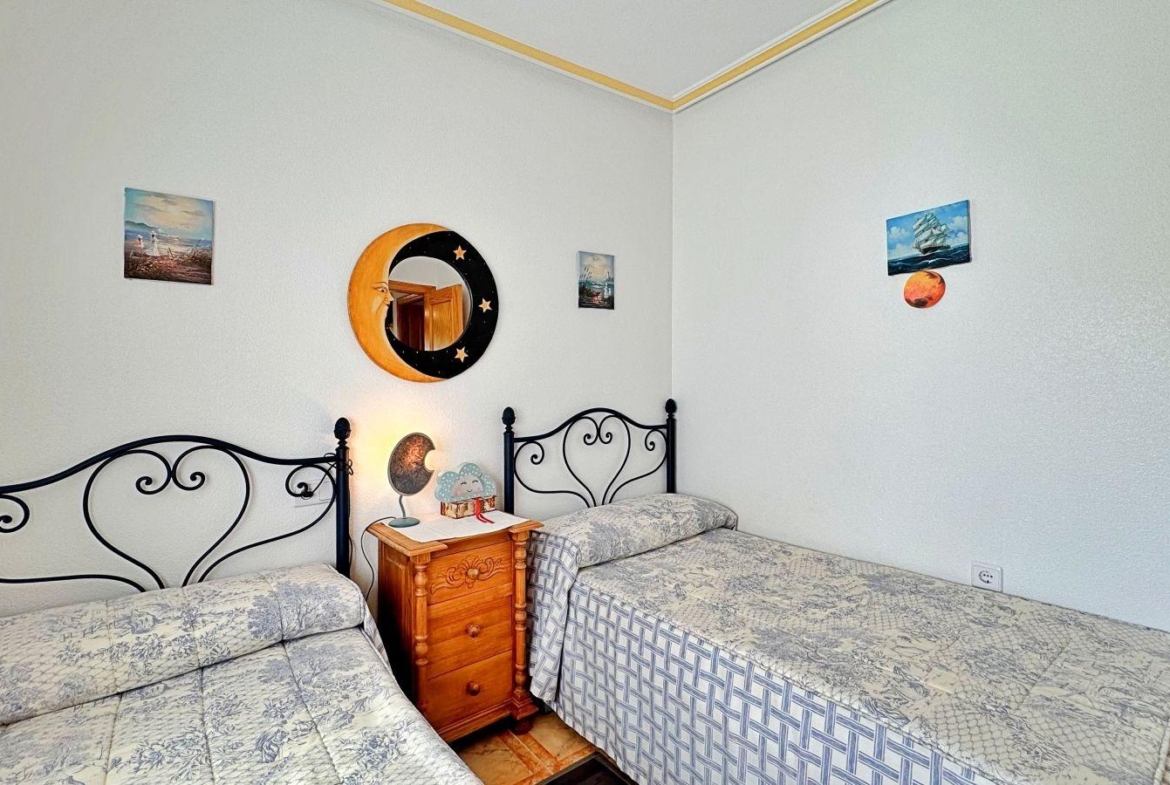 BUNGALOW PLANTA ALTA CON SOLARIUM DE 30 M2 Y A 650 METROS DE PLAYA LA ZENIA. 2 DORM. 1 BAÑO. PISCINA COMUNITARIA.