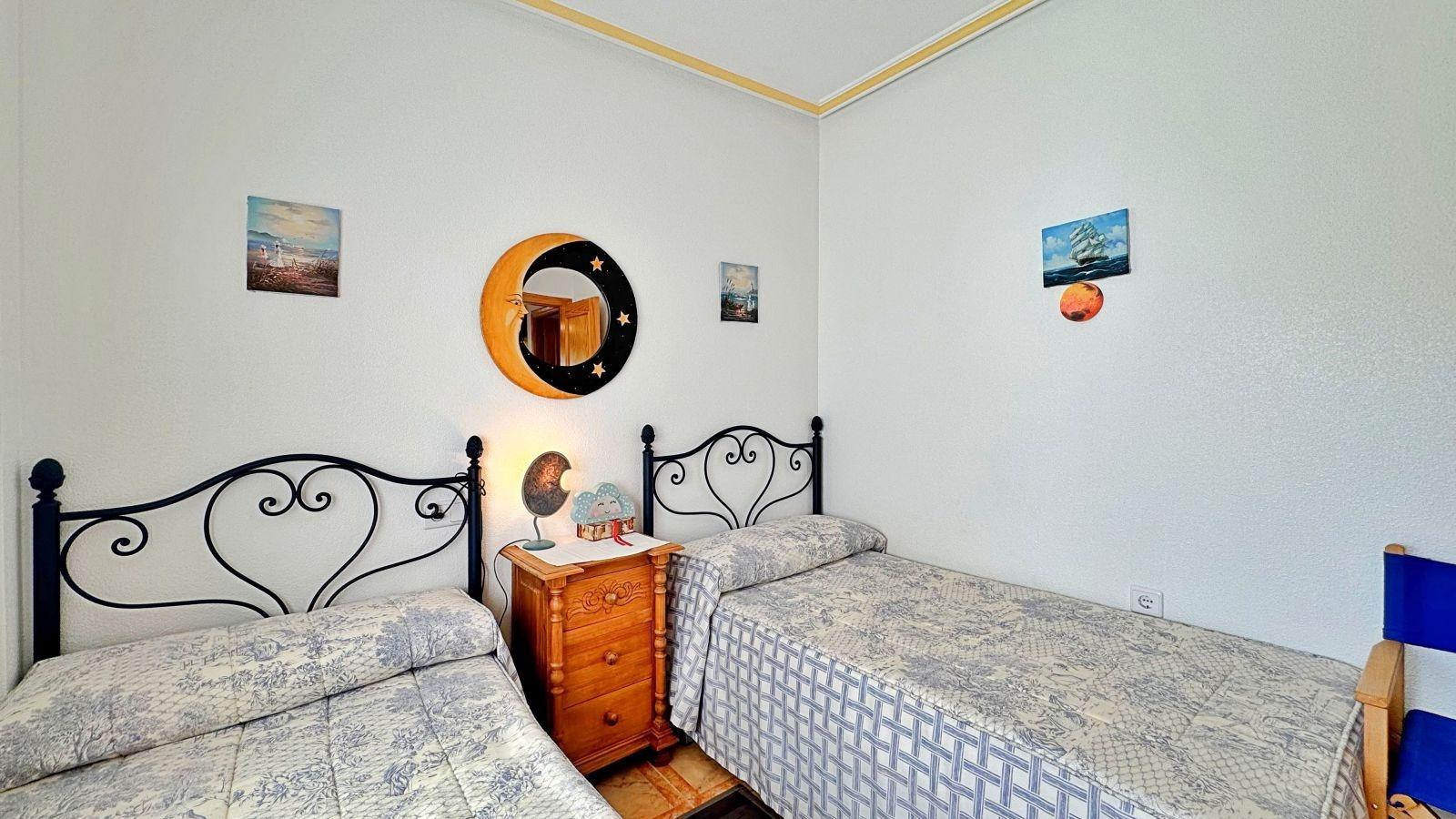 BUNGALOW PLANTA ALTA CON SOLARIUM DE 30 M2 Y A 650 METROS DE PLAYA LA ZENIA. 2 DORM. 1 BAÑO. PISCINA COMUNITARIA.