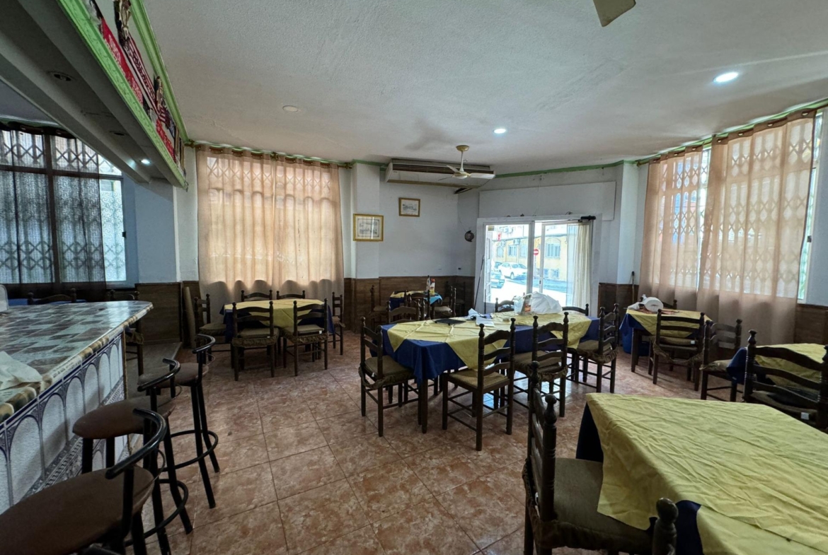 SE VENDE LOCAL COMERCIAL. 120 M2. CON LICENCIA HOSTELERIA. PLAYA A 500 METROS.