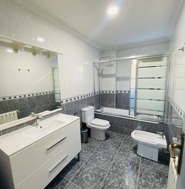 VILLA DE LUJO EN LOS BALCONES CON 950 M2 DE PARCELA. 5 DORM. 3 BAÑOS. PISCINA.