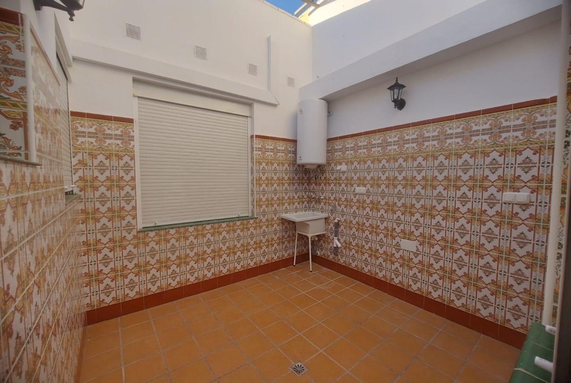 EDIFICIO EN ORIHUELA CIUDAD. 3 DORM. 2 BAÑOS. GARAJE. TRASTEROS