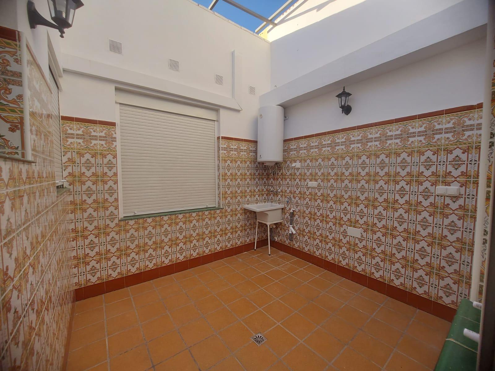 3-11-95 EDIFICIO EN ORIHUELA CIUDAD. 3 DORM. 2 BAÑOS. GARAJE. TRASTEROS