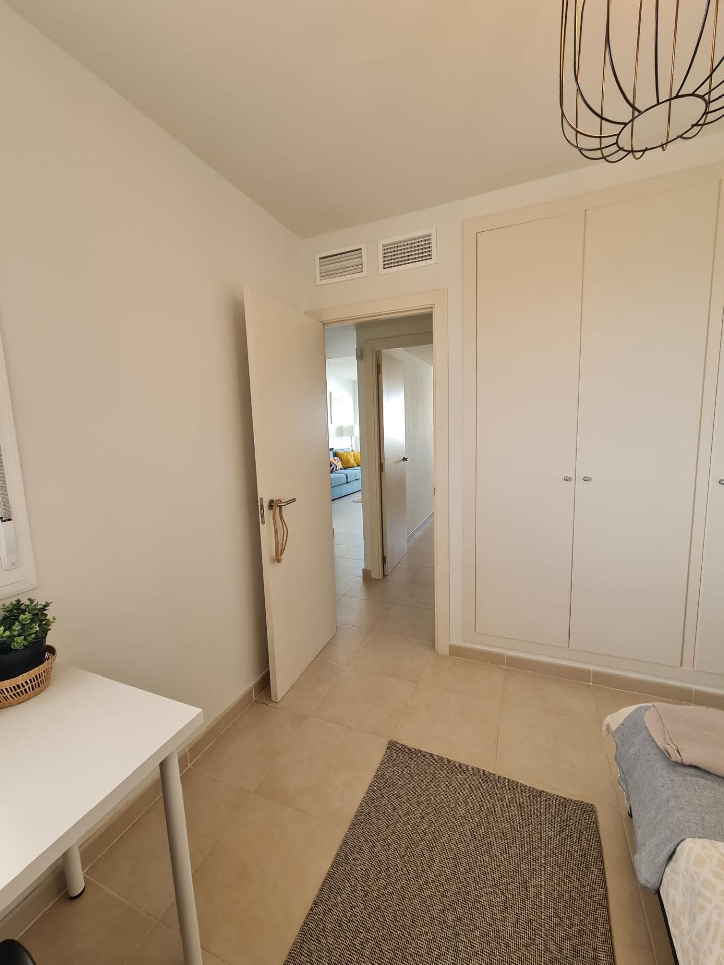 SEMINUEVO APARTAMENTO EN ORIHUELA COSTA DE 2 DORM. 2 BAÑOS. PARKING INCLUIDO. PISCINA COMUNITARIA.