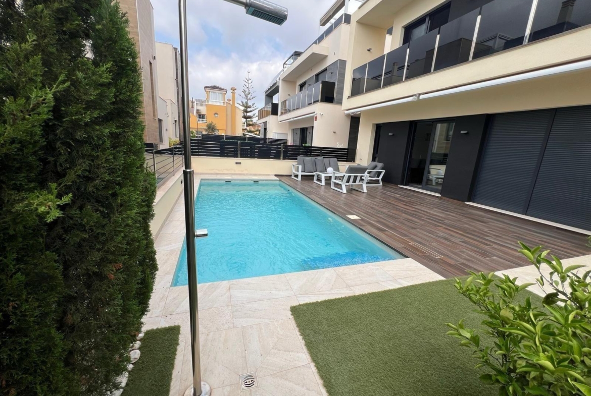 VILLA DE LUJO EN LOMAS DE CABO ROIG CON PISCINA PRIVADA Y PARCELA DE 200 M2. 3 DORM. 3 BAÑOS.