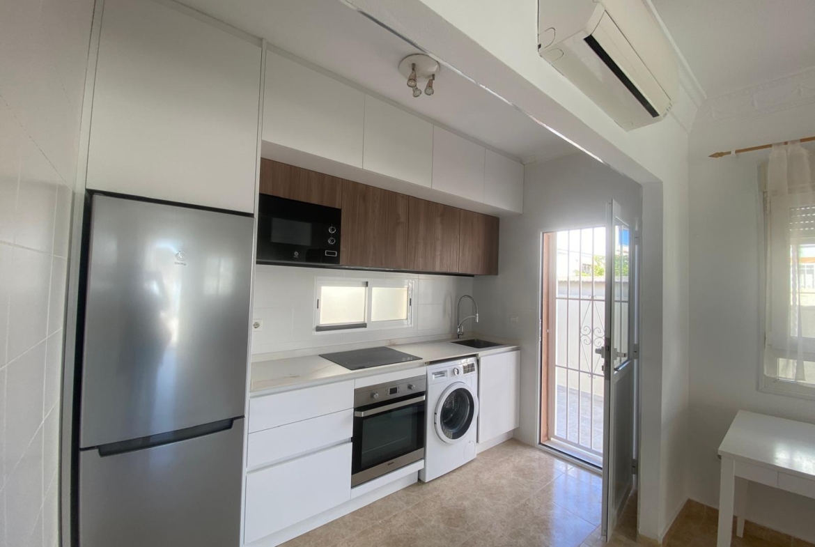 Detached chalet in Torrevieja (Torreblanca), just 300 meters from the sea.