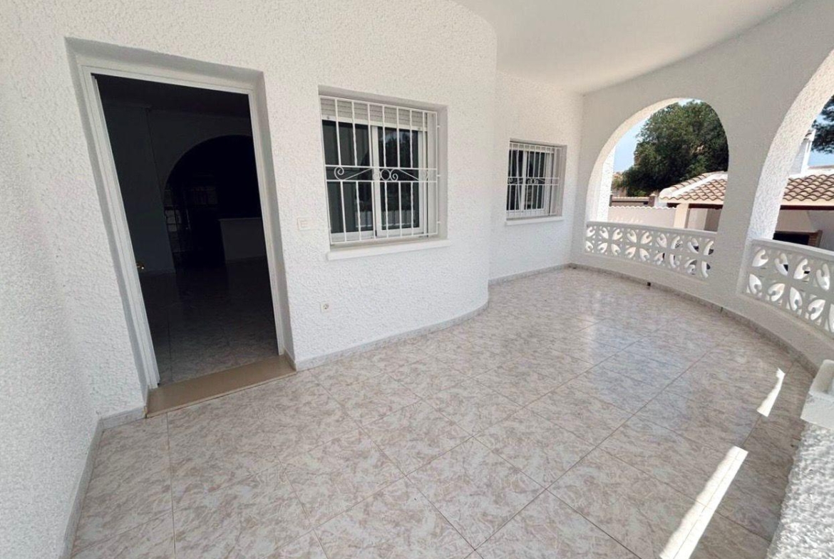 VILLA ESTILO MEDITERRANEO EN CIUDAD QUESADA CON PARCELA DE 500 M2 Y PROPIA PISCINA. 3 DORM. 2 BAÑOS. 110 M2 DE CASA.