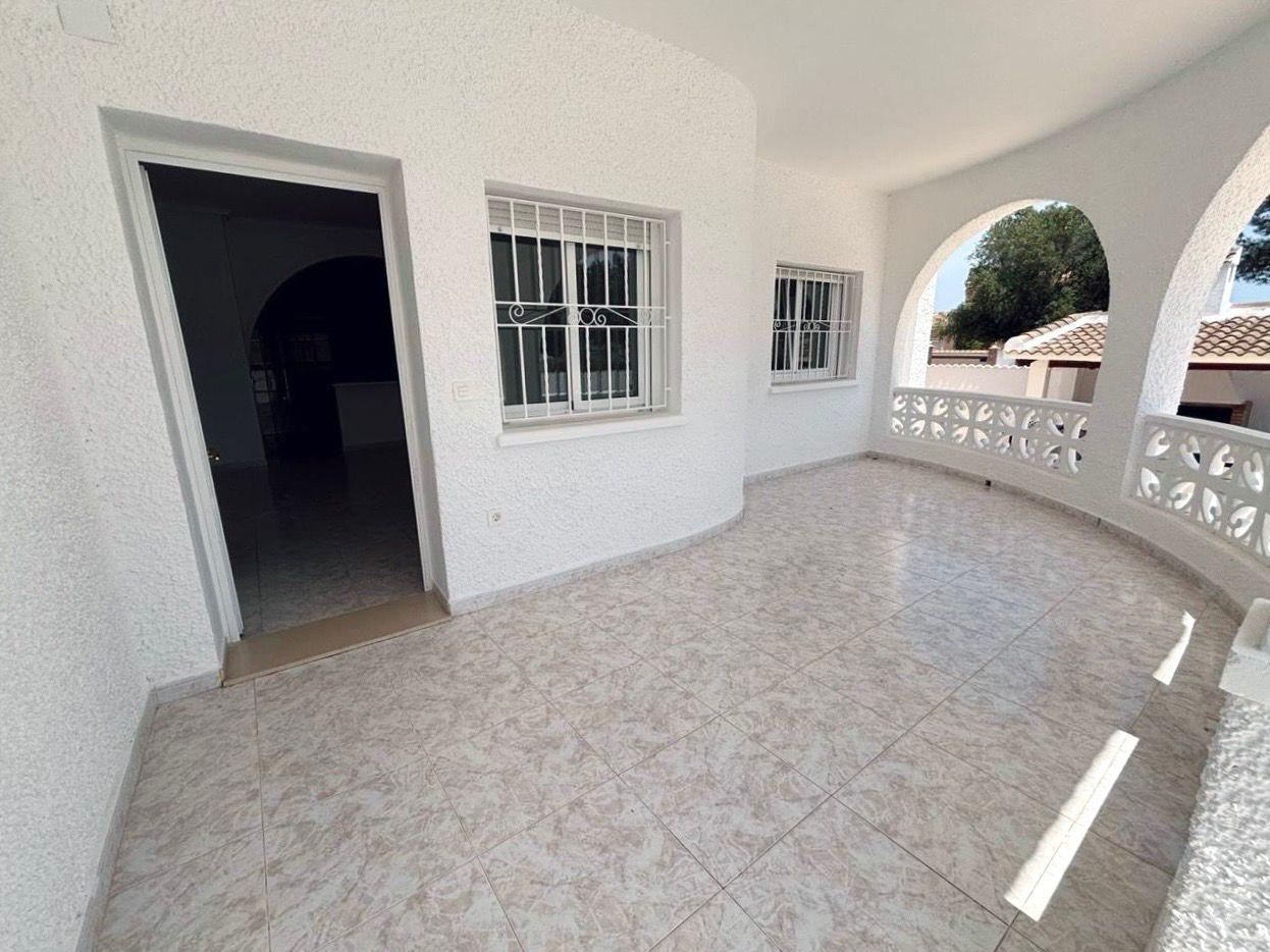 VILLA ESTILO MEDITERRANEO EN CIUDAD QUESADA CON PARCELA DE 500 M2 Y PROPIA PISCINA. 3 DORM. 2 BAÑOS. 110 M2 DE CASA.