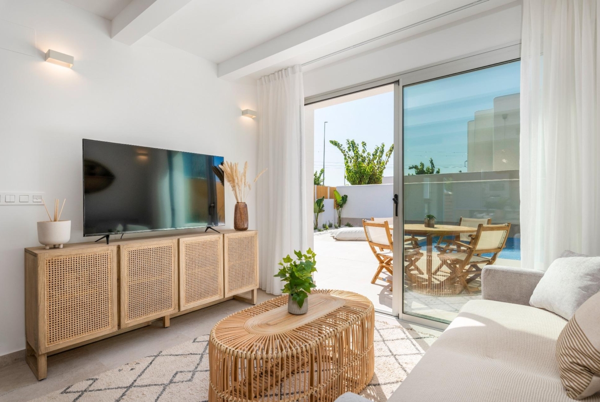 VILLA DE OBRA NUEVA EN LOS ALCÁZARES CON VISTAS AL MAR MENOR. 3 DORM. 2 BAÑOS. CON PISCINA PROPIA. PARCELA 230 M2.
