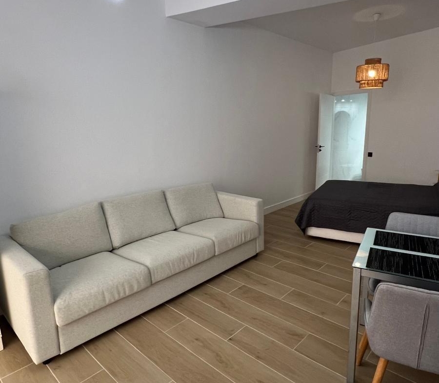 REFORMADO ESTUDIO A 300 METROS DE PLAYA LA MATA. CON SUPERFICIE 32 M2.