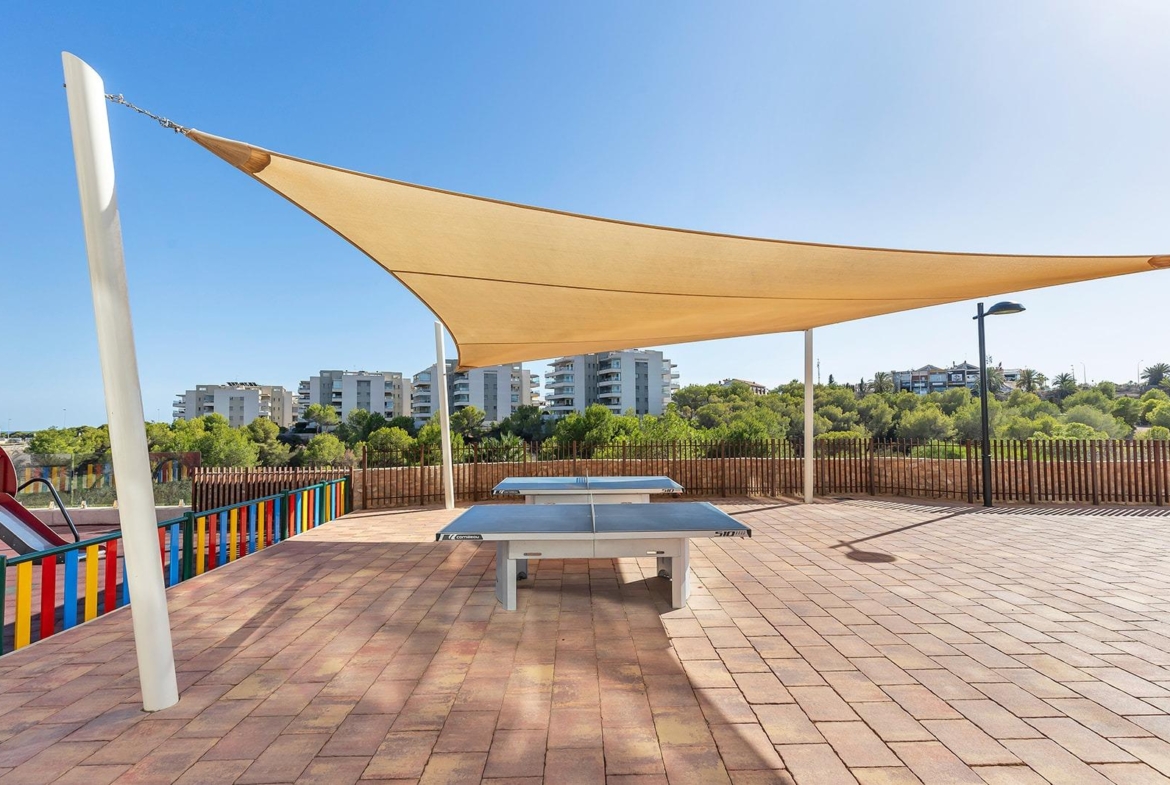 APARTAMENTO EN RESIDENCIAL GREEN HILS DE 2 DORM. 2 BAÑOS. PARKING INCLUIDO. PISCINA. GYM. SUPERFICIE 93 M2.