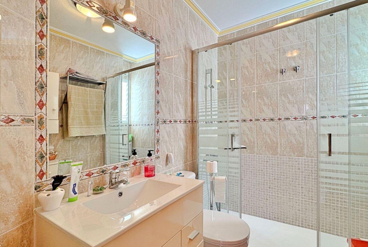 BUNGALOW PLANTA ALTA CON SOLARIUM DE 30 M2 Y A 650 METROS DE PLAYA LA ZENIA. 2 DORM. 1 BAÑO. PISCINA COMUNITARIA.