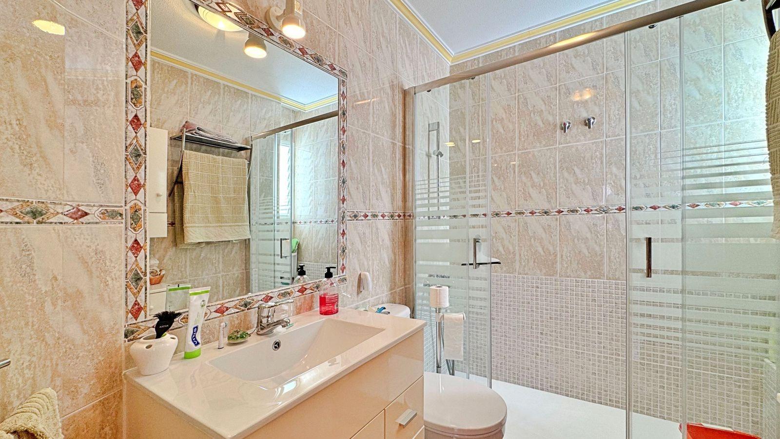 BUNGALOW PLANTA ALTA CON SOLARIUM DE 30 M2 Y A 650 METROS DE PLAYA LA ZENIA. 2 DORM. 1 BAÑO. PISCINA COMUNITARIA.