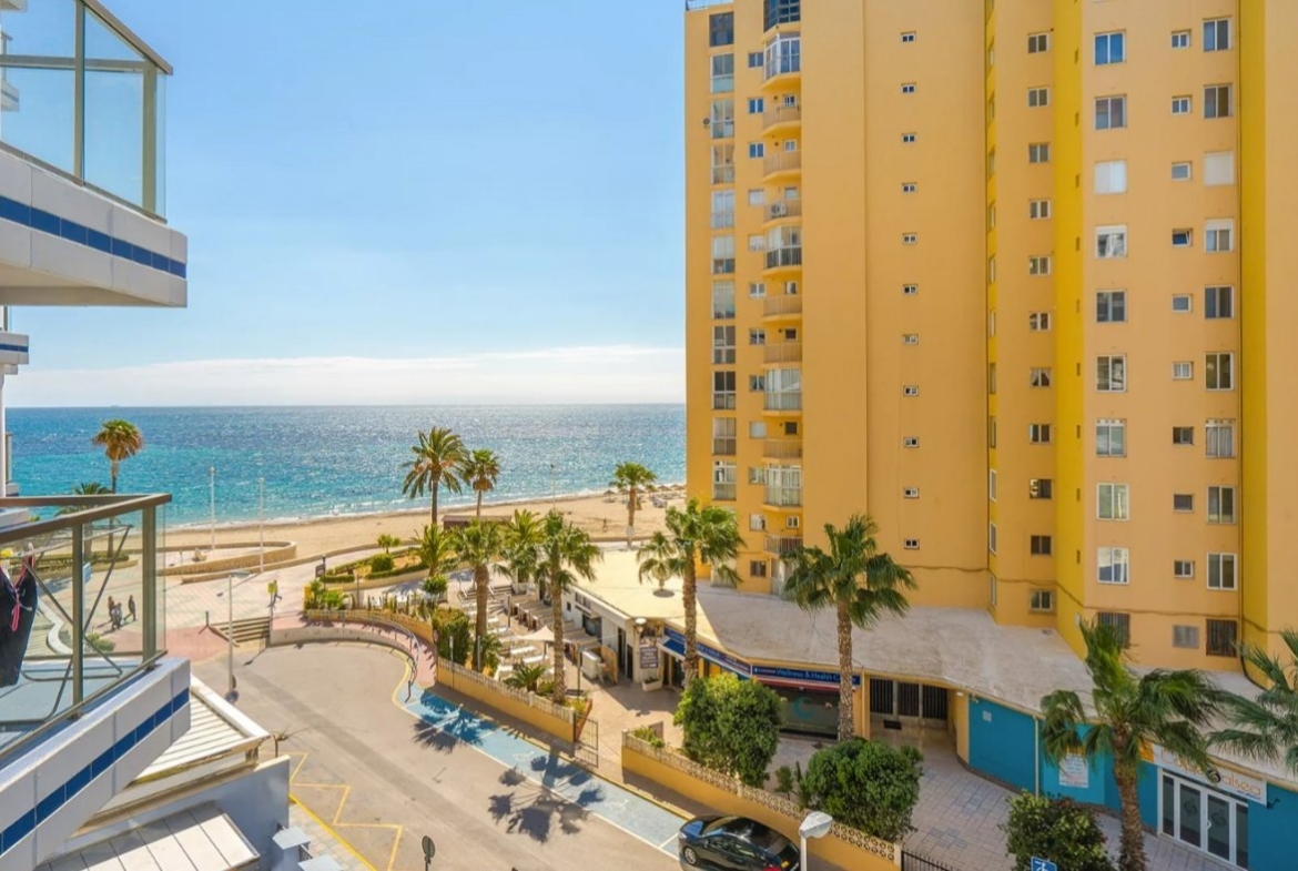 Apartamento de 2 dormitorios en primera línea de playa