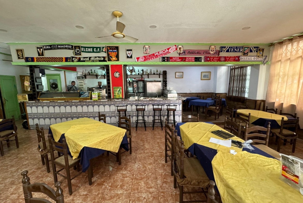 SE VENDE LOCAL COMERCIAL. 120 M2. CON LICENCIA HOSTELERIA. PLAYA A 500 METROS.