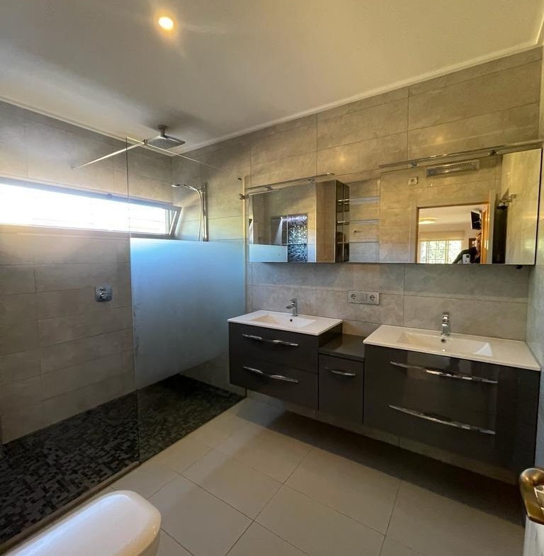 VILLA DE LUJO EN LOS BALCONES CON 950 M2 DE PARCELA. 5 DORM. 3 BAÑOS. PISCINA.