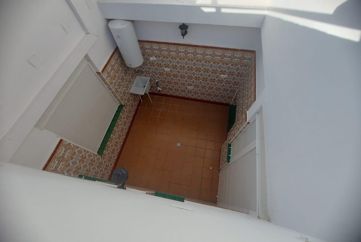 EDIFICIO EN ORIHUELA CIUDAD. 3 DORM. 2 BAÑOS. GARAJE. TRASTEROS