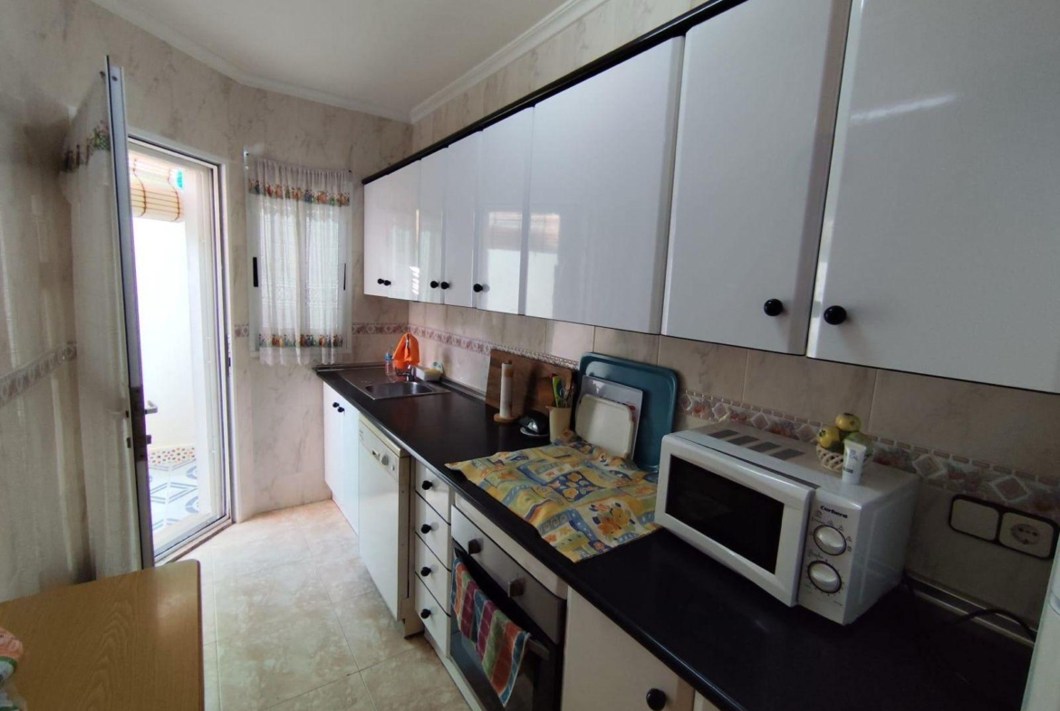 ADOSADO DE 3 DORM. 2 BAÑOS EN LOS ALCAZARES. A 500 METROS DE LA PLAYA. PARCELA. SOLARIUM.