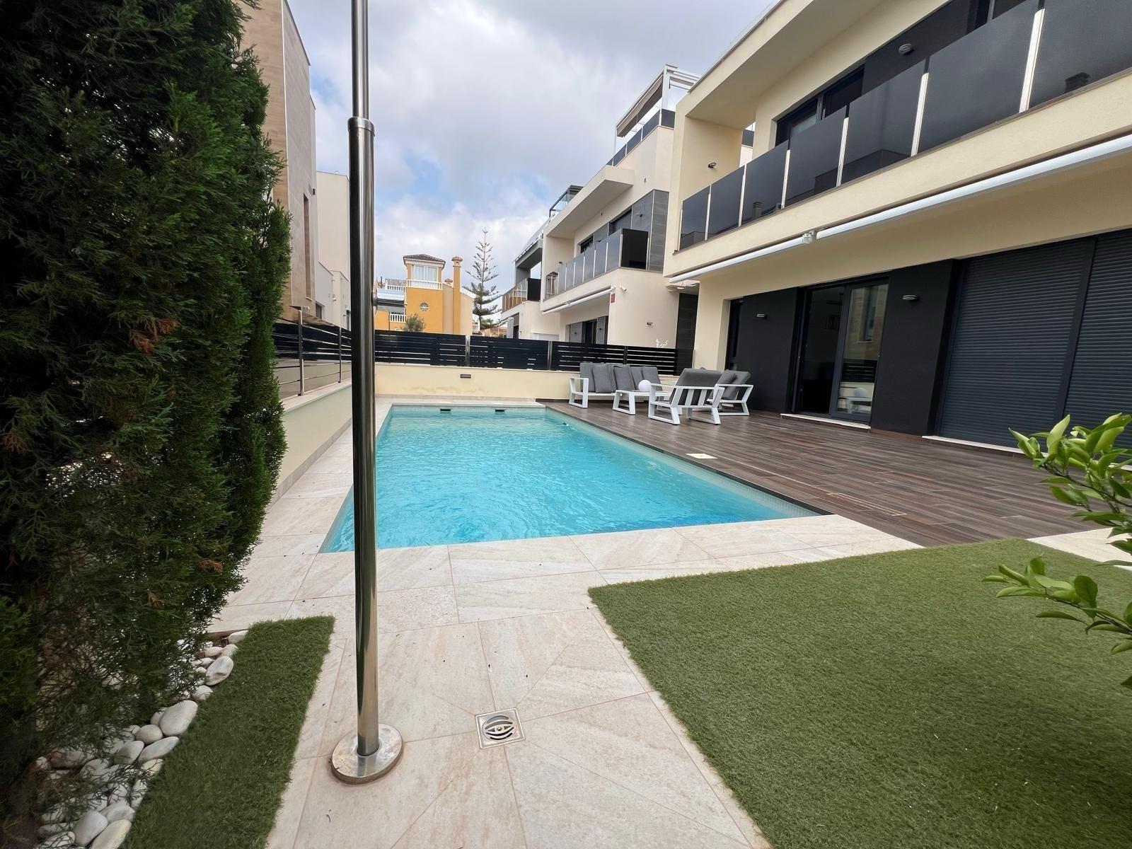 3-13-117 VILLA DE LUJO EN LOMAS DE CABO ROIG CON PISCINA PRIVADA Y PARCELA DE 200 M2. 3 DORM. 3 BAÑOS.