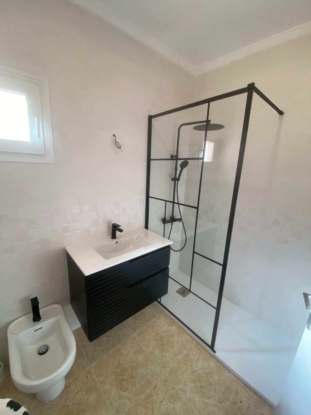 Detached chalet in Torrevieja (Torreblanca), just 300 meters from the sea.