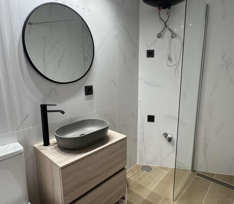 REFORMADO ESTUDIO A 300 METROS DE PLAYA LA MATA. CON SUPERFICIE 32 M2.