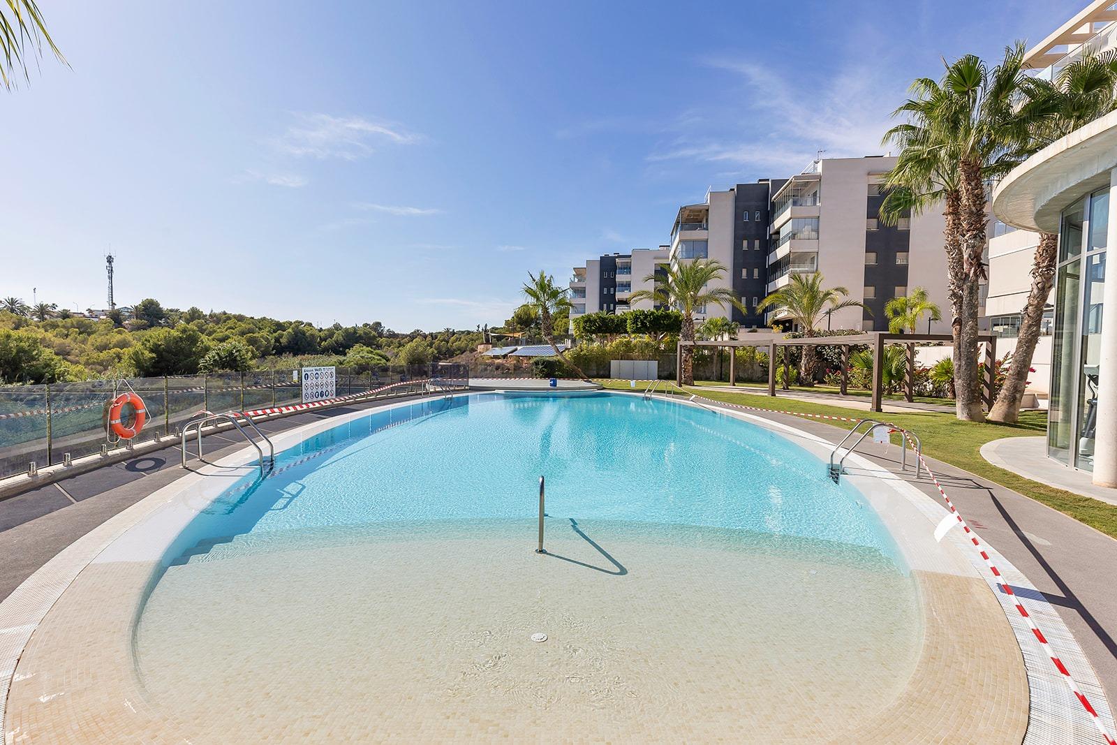 3-13-156 APARTAMENTO EN RESIDENCIAL GREEN HILS DE 2 DORM. 2 BAÑOS. PARKING INCLUIDO. PISCINA. GYM. SUPERFICIE 93 M2.