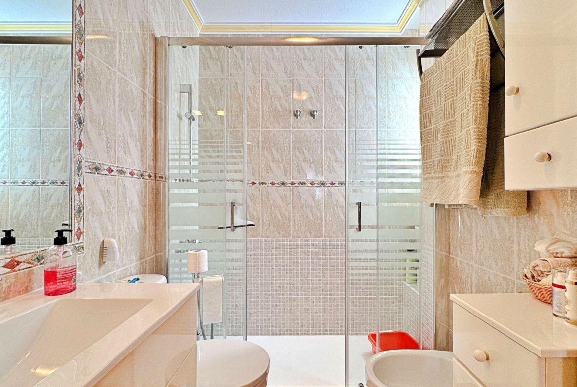 BUNGALOW PLANTA ALTA CON SOLARIUM DE 30 M2 Y A 650 METROS DE PLAYA LA ZENIA. 2 DORM. 1 BAÑO. PISCINA COMUNITARIA.