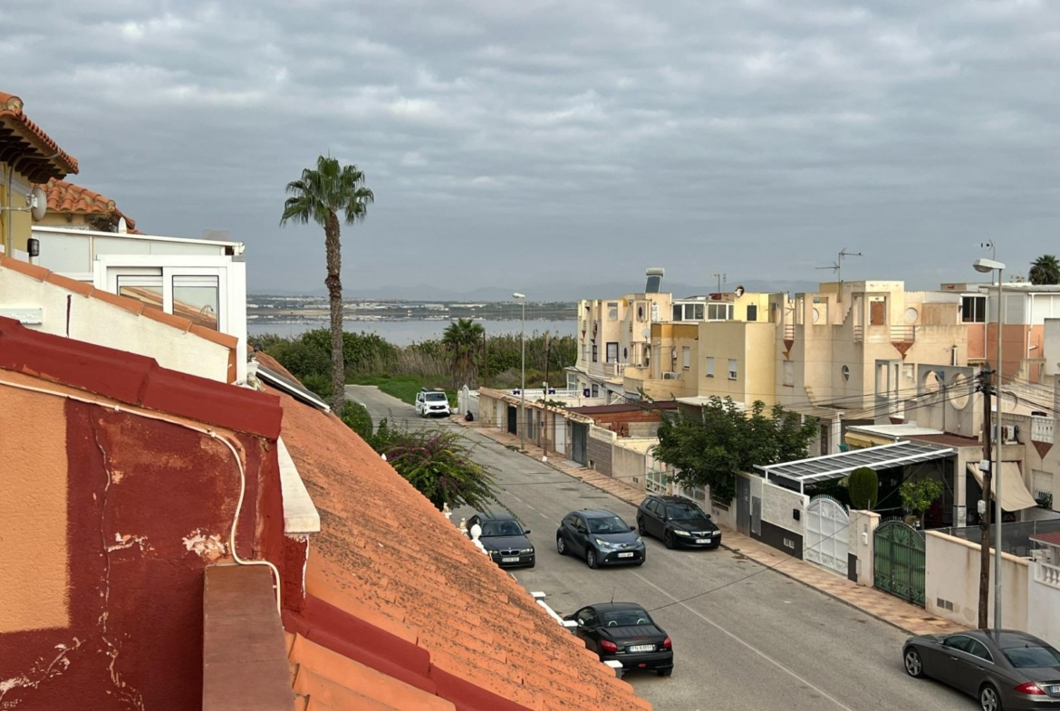 🏡 Your lakeside home with ☀️ solarium and 🌿 private garden in Torrevieja!