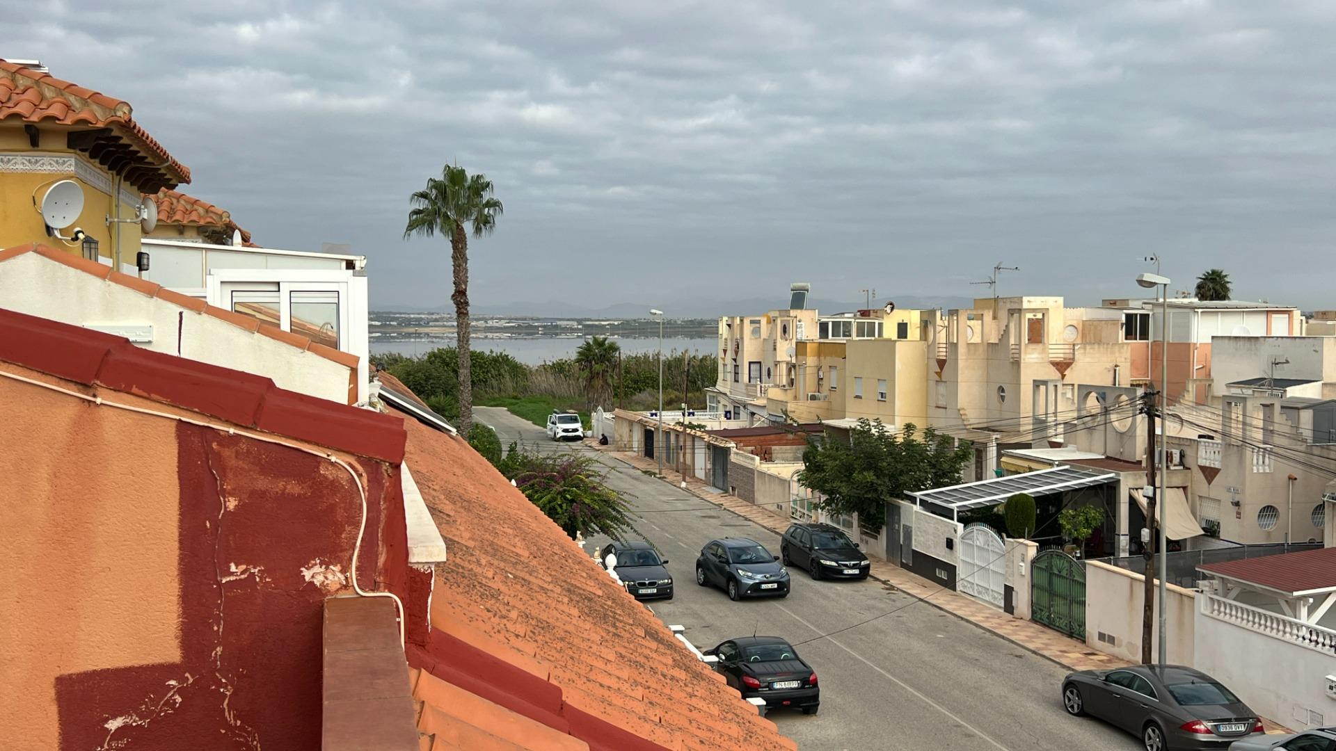 🏡 Your lakeside home with ☀️ solarium and 🌿 private garden in Torrevieja!