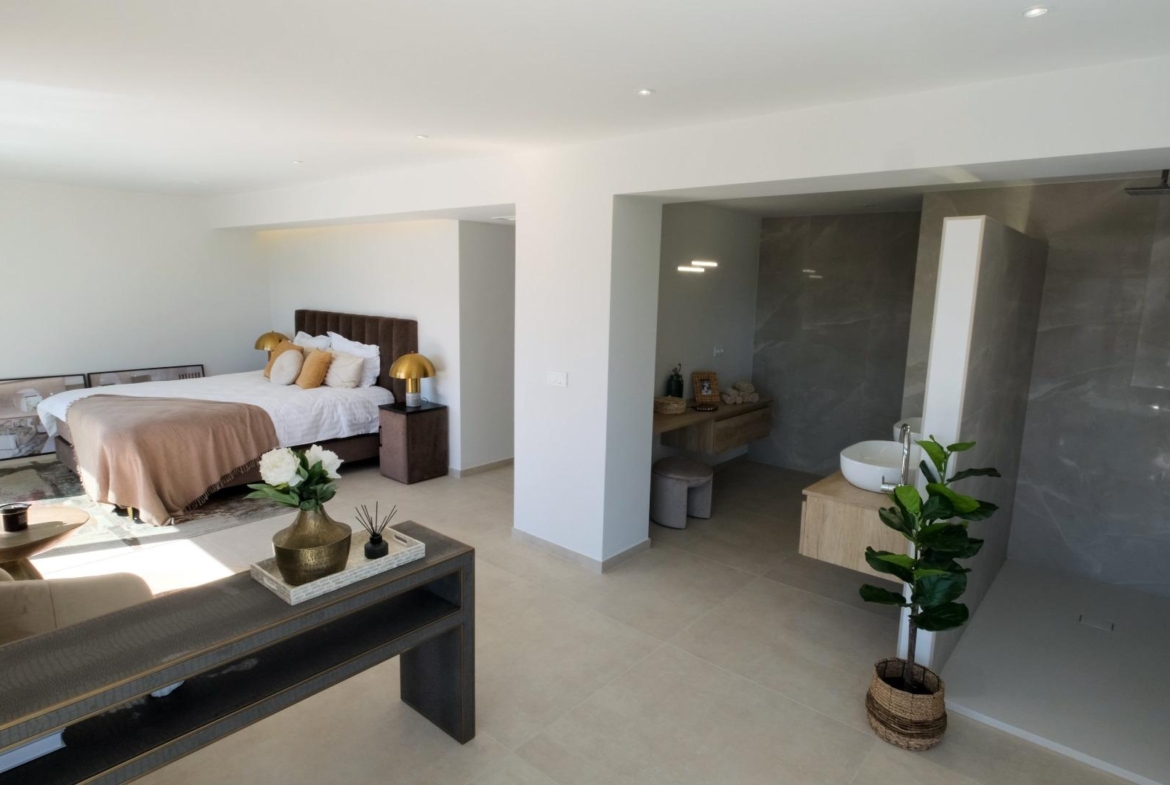 “Stunning Villa with scenic views to the sea and valle  in Altea”