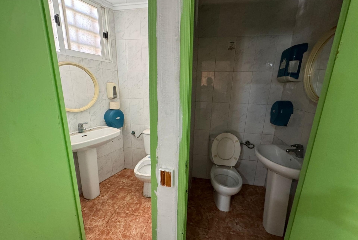SE VENDE LOCAL COMERCIAL. 120 M2. CON LICENCIA HOSTELERIA. PLAYA A 500 METROS.