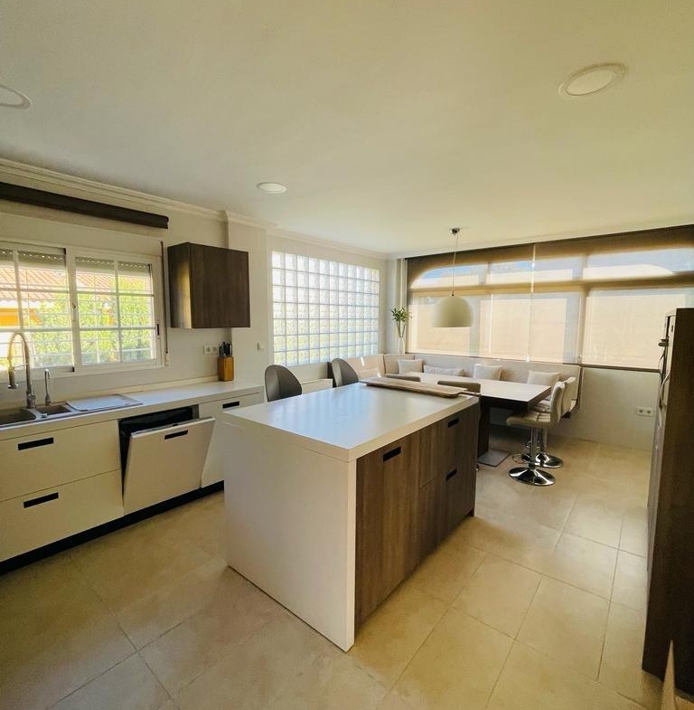 VILLA DE LUJO EN LOS BALCONES CON 950 M2 DE PARCELA. 5 DORM. 3 BAÑOS. PISCINA.