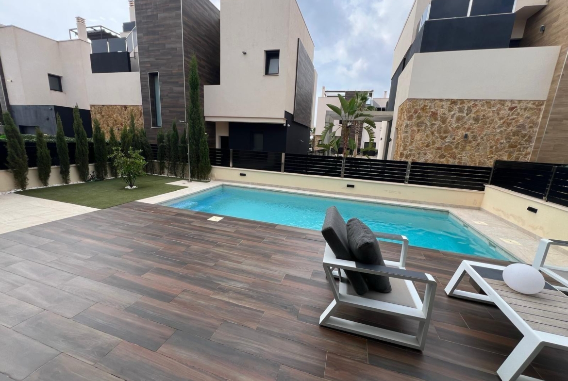 VILLA DE LUJO EN LOMAS DE CABO ROIG CON PISCINA PRIVADA Y PARCELA DE 200 M2. 3 DORM. 3 BAÑOS.