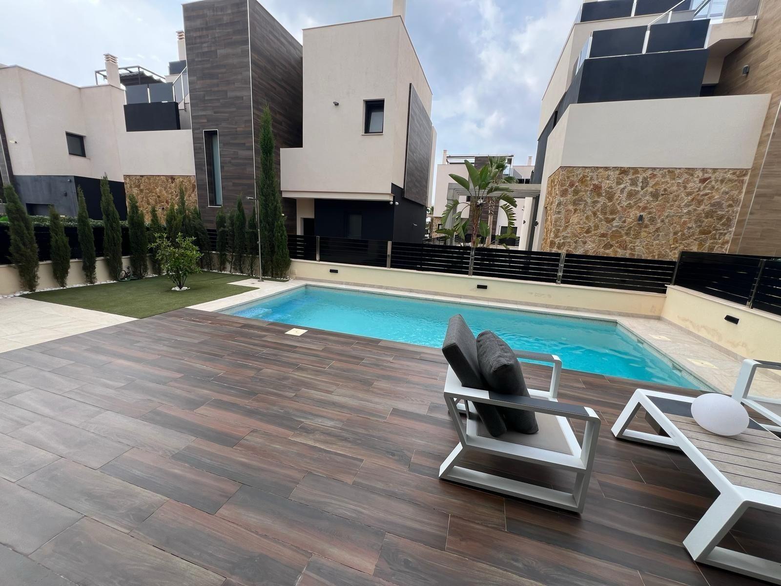 3-14-109 VILLA DE LUJO EN LOMAS DE CABO ROIG CON PISCINA PRIVADA Y PARCELA DE 200 M2. 3 DORM. 3 BAÑOS.