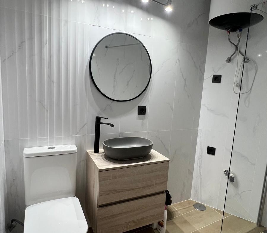 REFORMADO ESTUDIO A 300 METROS DE PLAYA LA MATA. CON SUPERFICIE 32 M2.