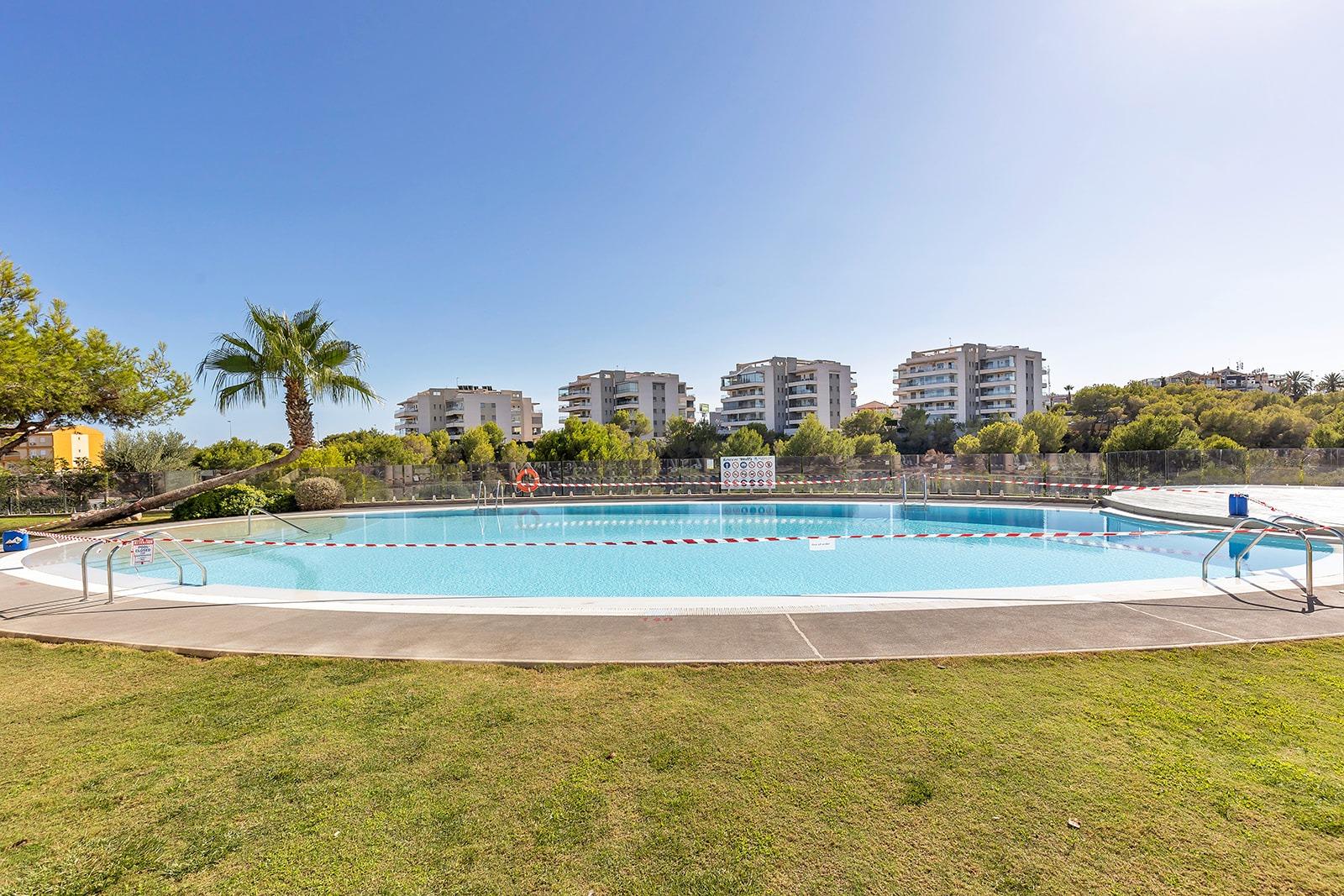 3-14-147 APARTAMENTO EN RESIDENCIAL GREEN HILS DE 2 DORM. 2 BAÑOS. PARKING INCLUIDO. PISCINA. GYM. SUPERFICIE 93 M2.