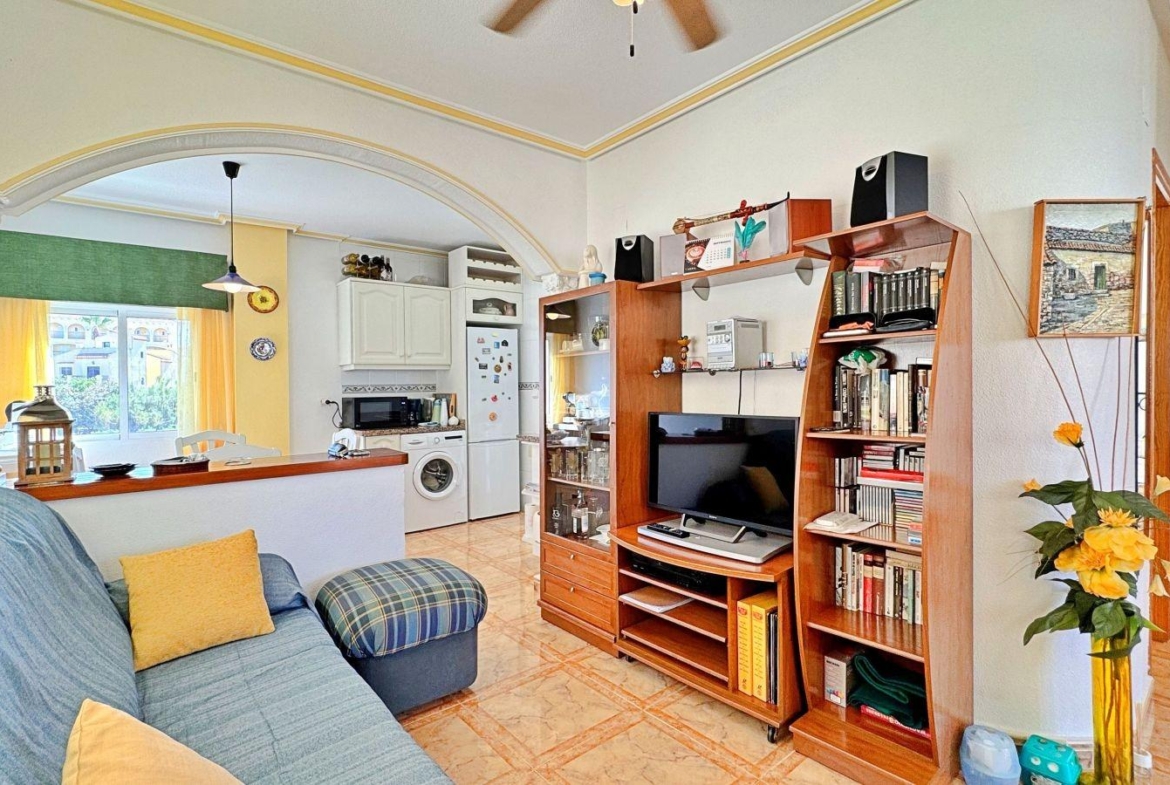 BUNGALOW PLANTA ALTA CON SOLARIUM DE 30 M2 Y A 650 METROS DE PLAYA LA ZENIA. 2 DORM. 1 BAÑO. PISCINA COMUNITARIA.