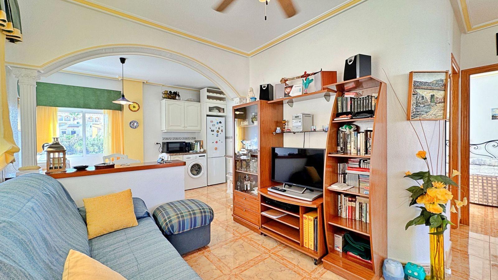 BUNGALOW PLANTA ALTA CON SOLARIUM DE 30 M2 Y A 650 METROS DE PLAYA LA ZENIA. 2 DORM. 1 BAÑO. PISCINA COMUNITARIA.