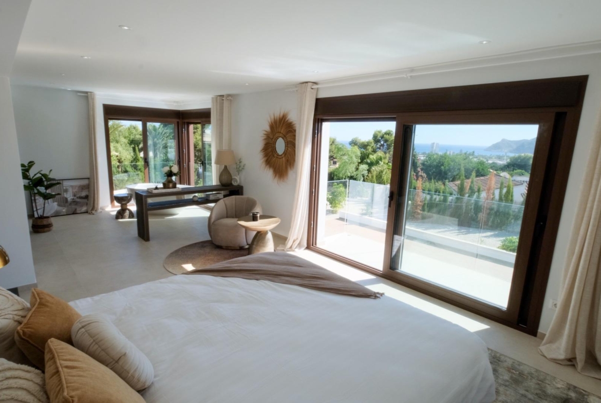 “Stunning Villa with scenic views to the sea and valle  in Altea”