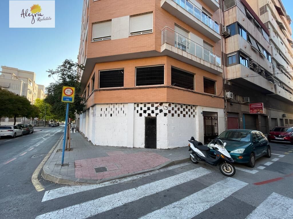 COMMERCIAL PREMISES OF 200M2 IN CAROLINAS ALTAS AREA IN ALICANTE FOR SALE