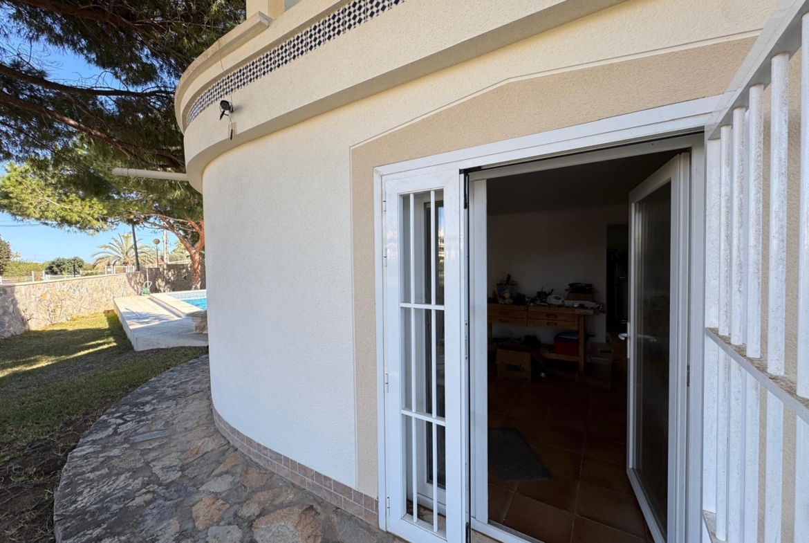 VILLA EN CABO ROIG A 800 METROS DE LA PLAYA CON PARCELA DE 890 M2. 3 DORM. 2 BAÑOS. PISCINA PRIVADA.