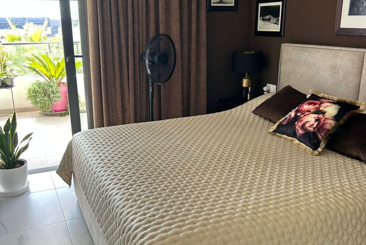 ÁTICO EN PLAYA FLAMENCA CON SOLARIUM PRIVADO. 2 DORM. 2 BAÑOS. 80 M2 DE SUPERFICIE. PISCINAS COMUN.