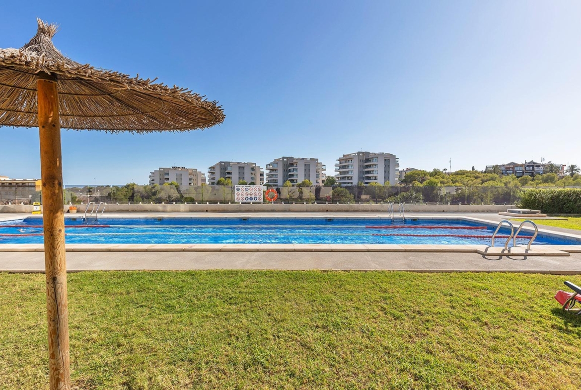 APARTAMENTO EN RESIDENCIAL GREEN HILS DE 2 DORM. 2 BAÑOS. PARKING INCLUIDO. PISCINA. GYM. SUPERFICIE 93 M2.