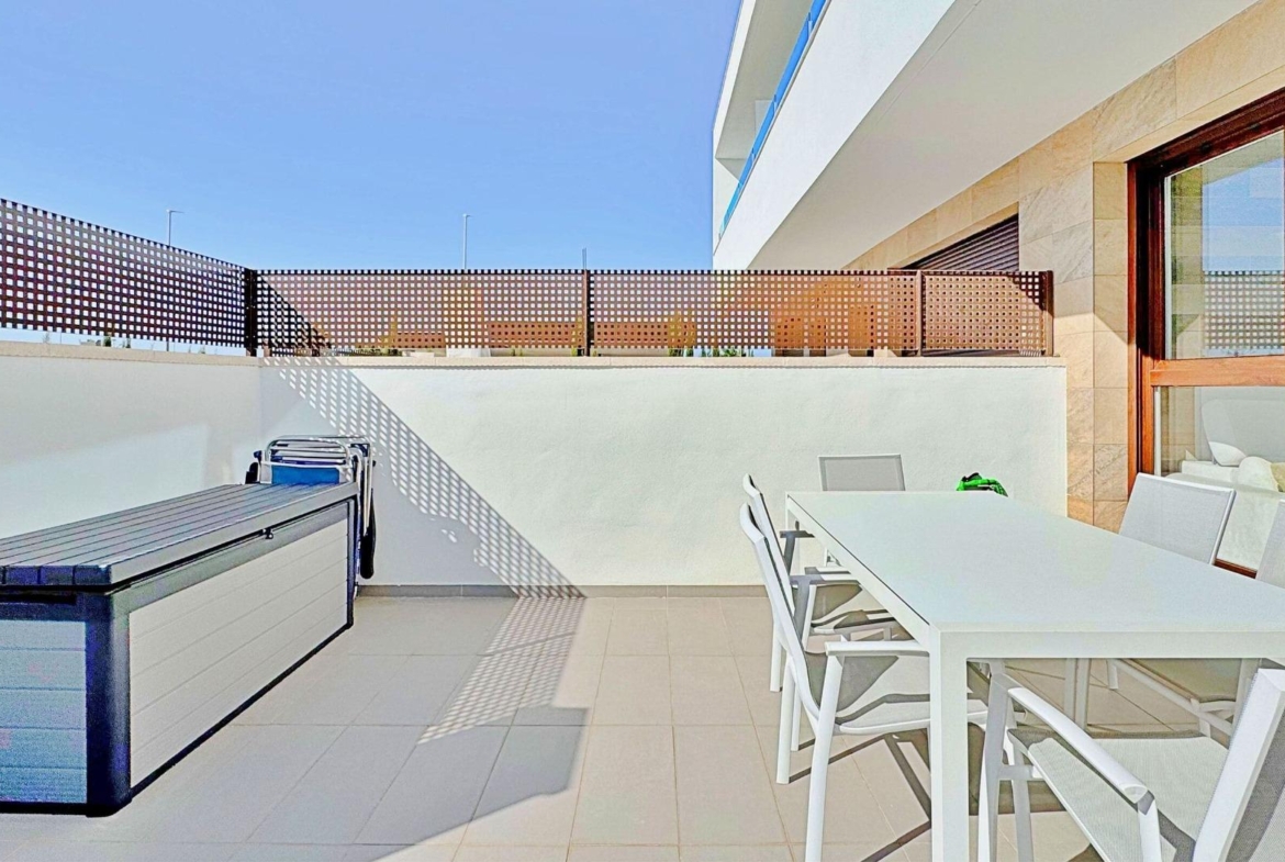 BUNGALOW EN LOS BALCONES CON ENORME SOLARIUM. 3 DORM. 3 BAÑOS. 113 M2 SUPERFICIE. PISCINA COMUNITARIA.