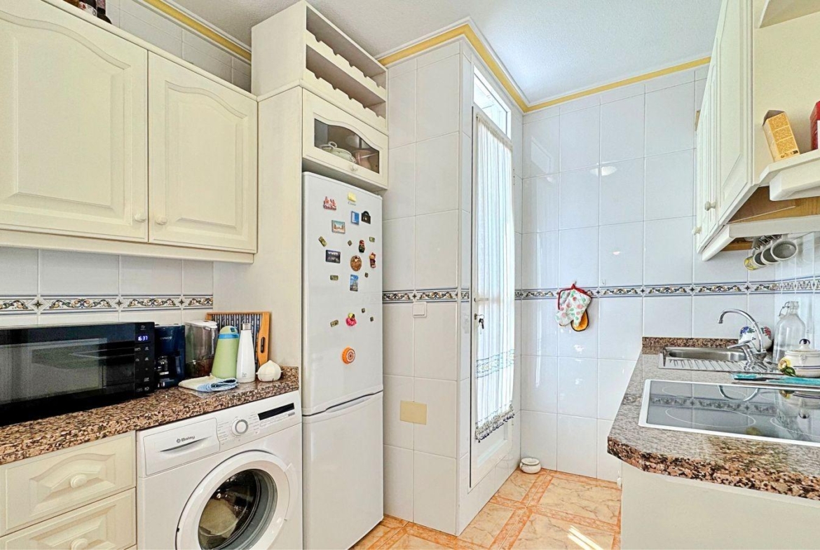 BUNGALOW PLANTA ALTA CON SOLARIUM DE 30 M2 Y A 650 METROS DE PLAYA LA ZENIA. 2 DORM. 1 BAÑO. PISCINA COMUNITARIA.