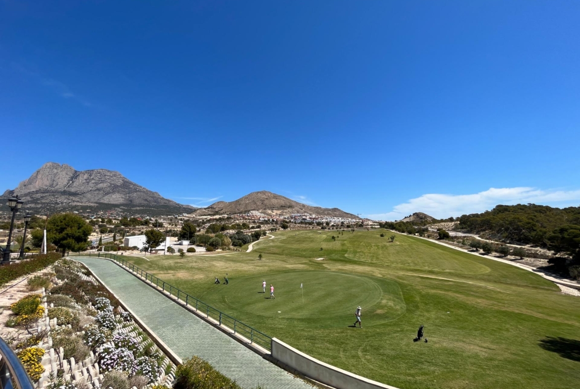 Parcela edificable junto a Puig Campana Golf