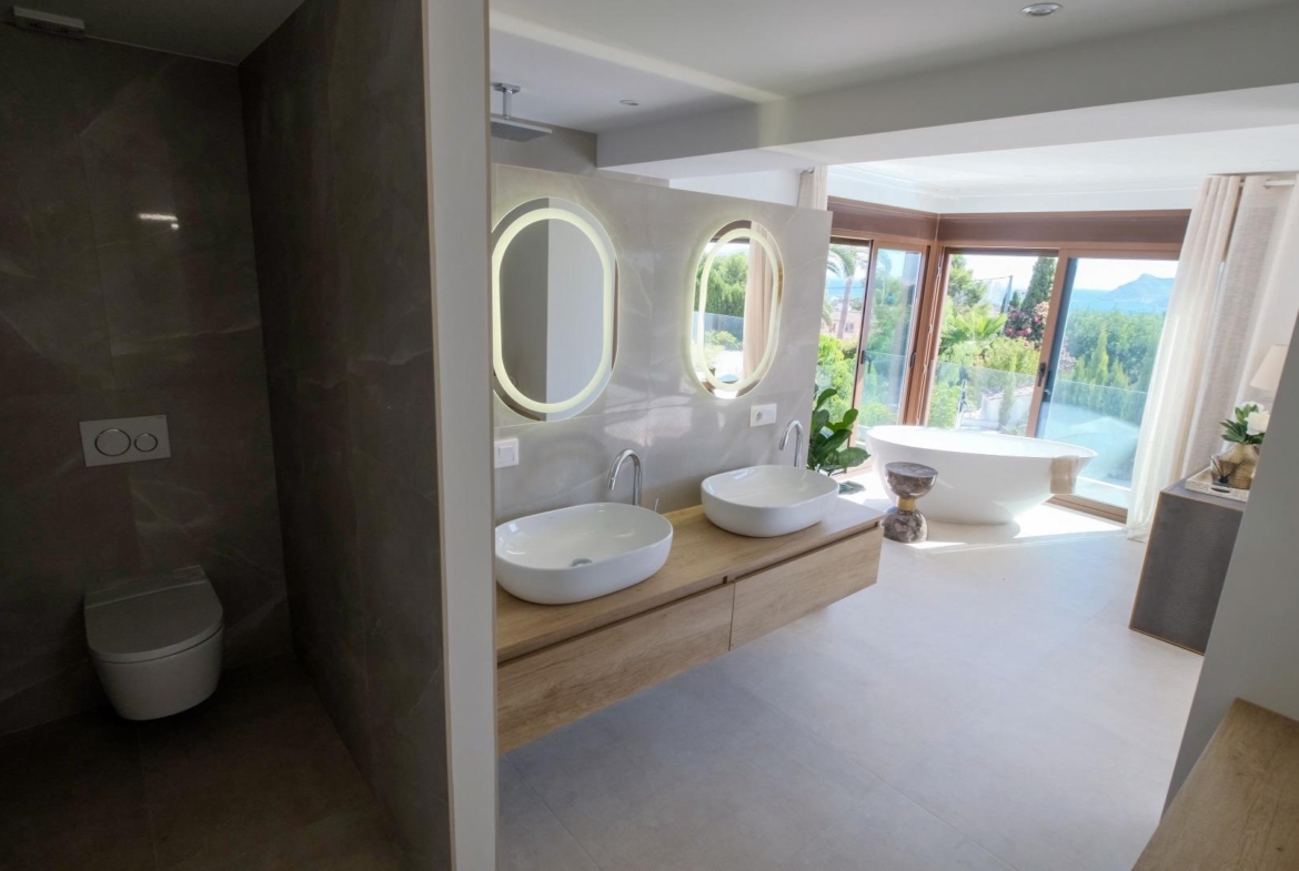 “Stunning Villa with scenic views to the sea and valle  in Altea”