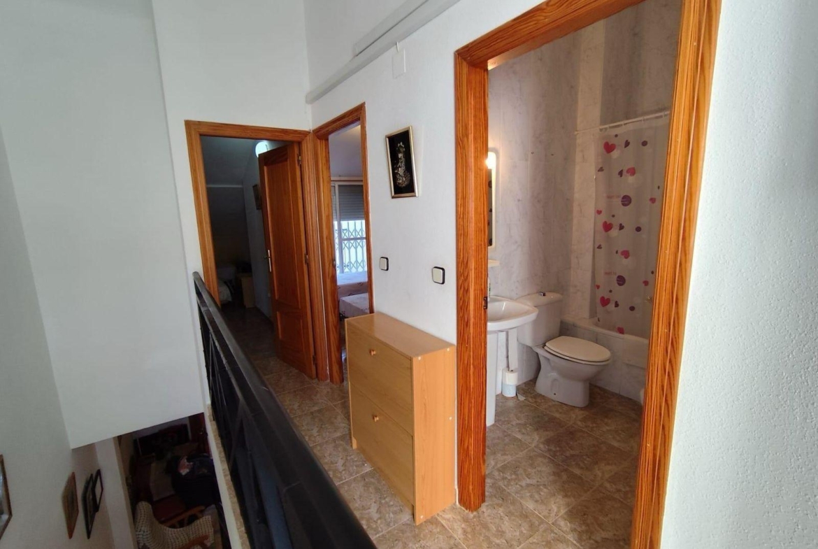 ADOSADO DE 3 DORM. 2 BAÑOS EN LOS ALCAZARES. A 500 METROS DE LA PLAYA. PARCELA. SOLARIUM.